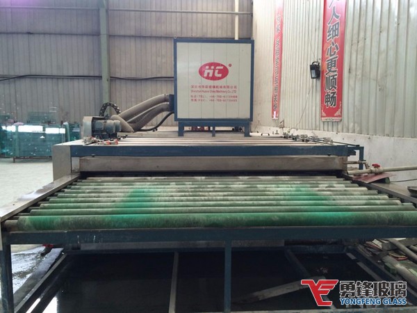 勇鋒鋼化玻璃生產(chǎn)設(shè)備：洗片機(jī)