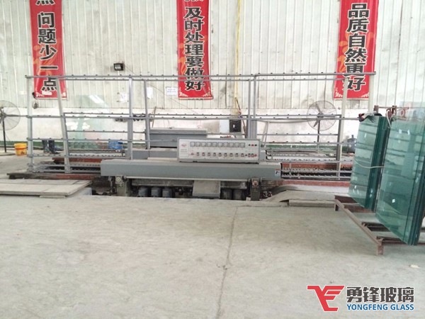 勇鋒鋼化玻璃生產設備：直邊機